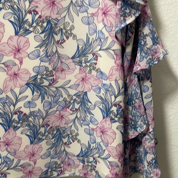A Stunning Floral Vince Camuto Blouse! - Picture 8 of 8